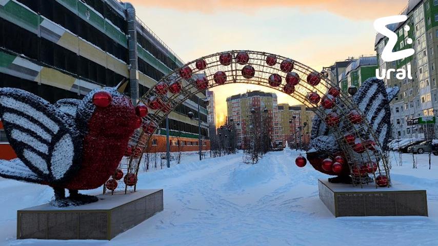 Хит-парад крипоты в Нижневартовске продожается: Деду Морозу и Снегурке налепили лица, а в компаньоны добавили безглазых снегирей за 900к каждый Хит-парад крипоты в Нижневартовске продожается: Деду Морозу и Снегурке налепили лица, а в компаньоны добавили безглазых снегирей за 900к каждый