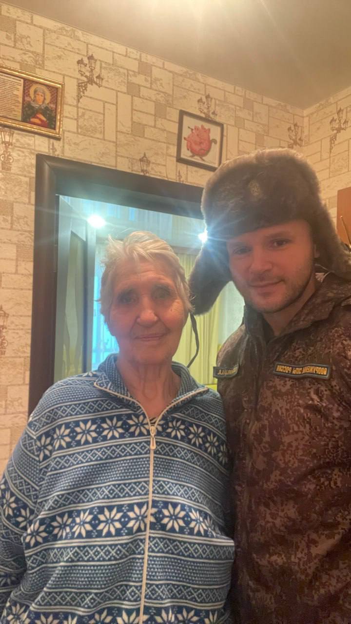 Десантники Ханты-Мансийска поздравили с наступающим праздником ветеранов, блокадников и тружеников тыла Десантники Ханты-Мансийска поздравили с наступающим праздником ветеранов, блокадников и тружеников тыла