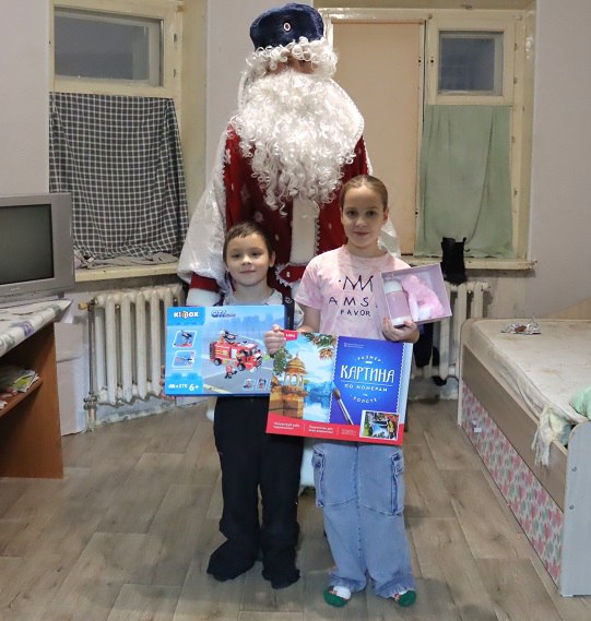 В Югре сотрудники полиции организовали новогодний праздник для многодетных семей В Югре сотрудники полиции организовали новогодний праздник для многодетных семей