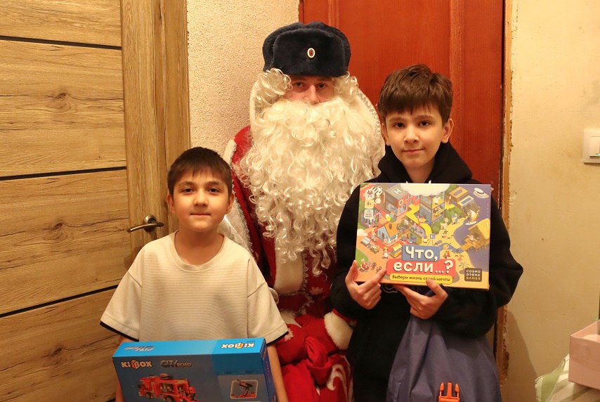 В Югре сотрудники полиции организовали новогодний праздник для многодетных семей В Югре сотрудники полиции организовали новогодний праздник для многодетных семей