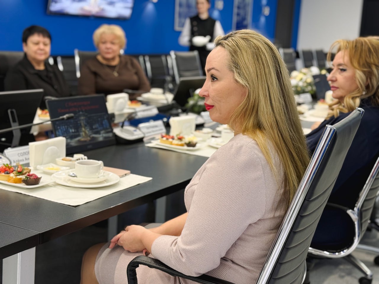 В преддверии Нового года Глава города Максим Слепов встретился с участницами муниципального общественного совета «Женского движения Единой России» В преддверии Нового года Глава города Максим Слепов встретился с участницами муниципального общественного совета «Женского движения Единой России»