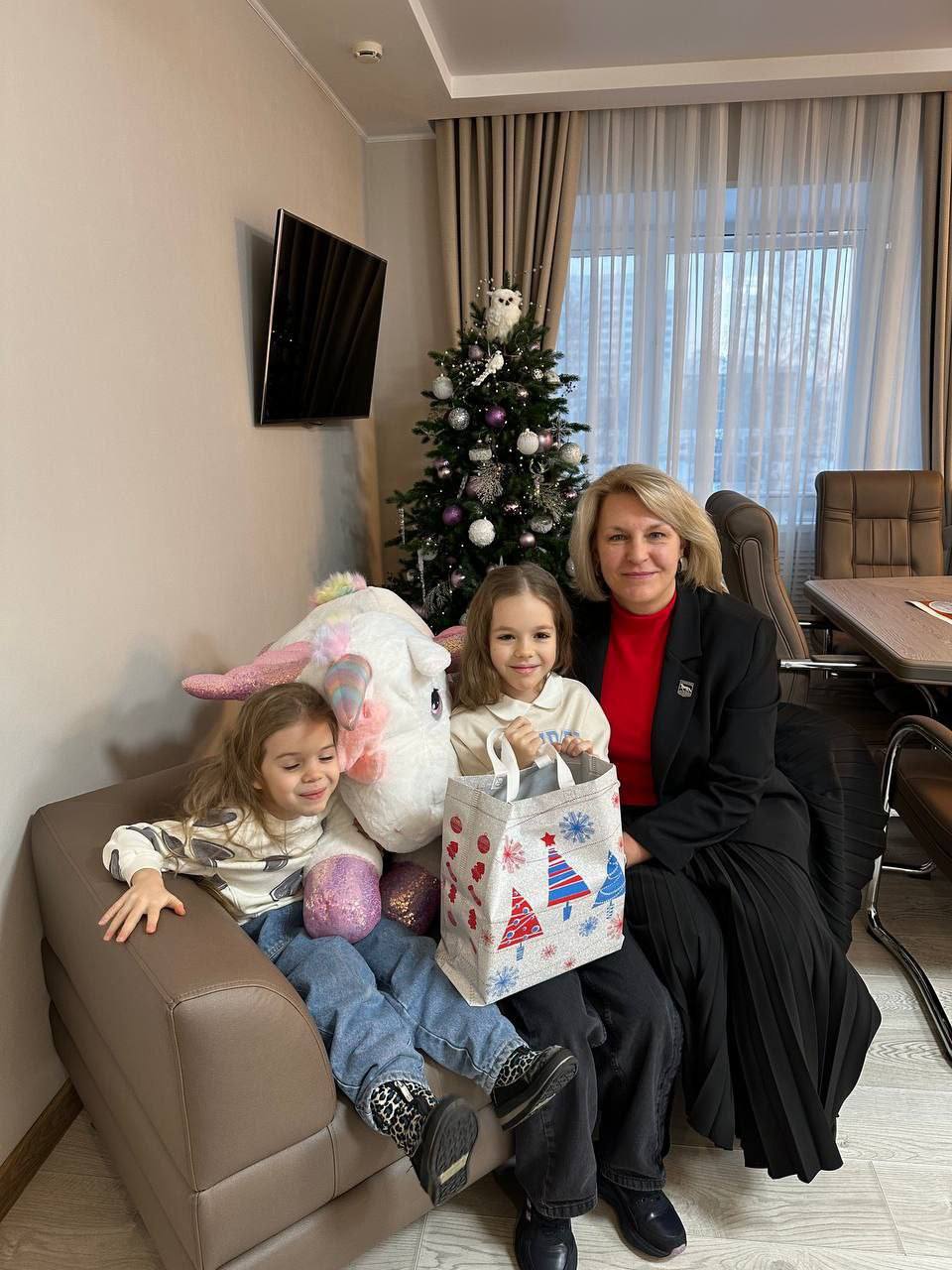 Две сестрёнки Настя и Дарина перед Новым годом получили долгожданные подарки Две сестрёнки Настя и Дарина перед Новым годом получили долгожданные подарки