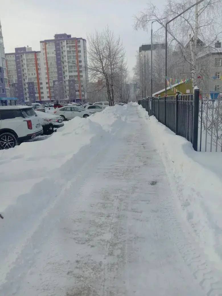 Работа по уборке и вывозу снега не останавливается