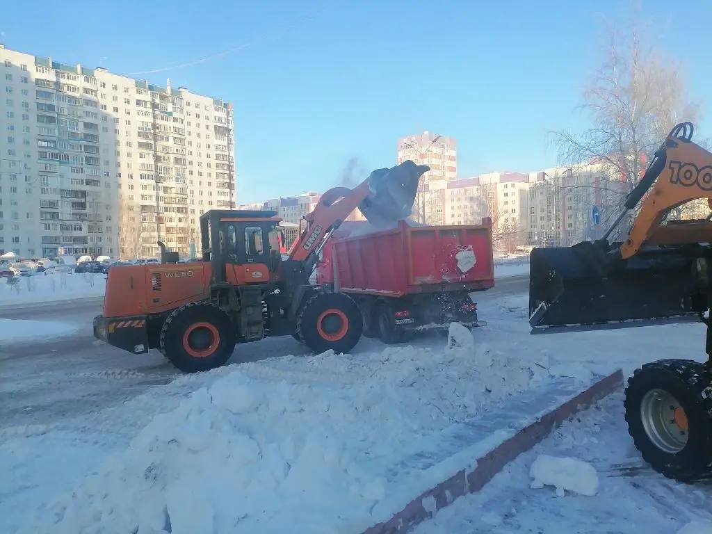 Работа по уборке и вывозу снега не останавливается Работа по уборке и вывозу снега не останавливается