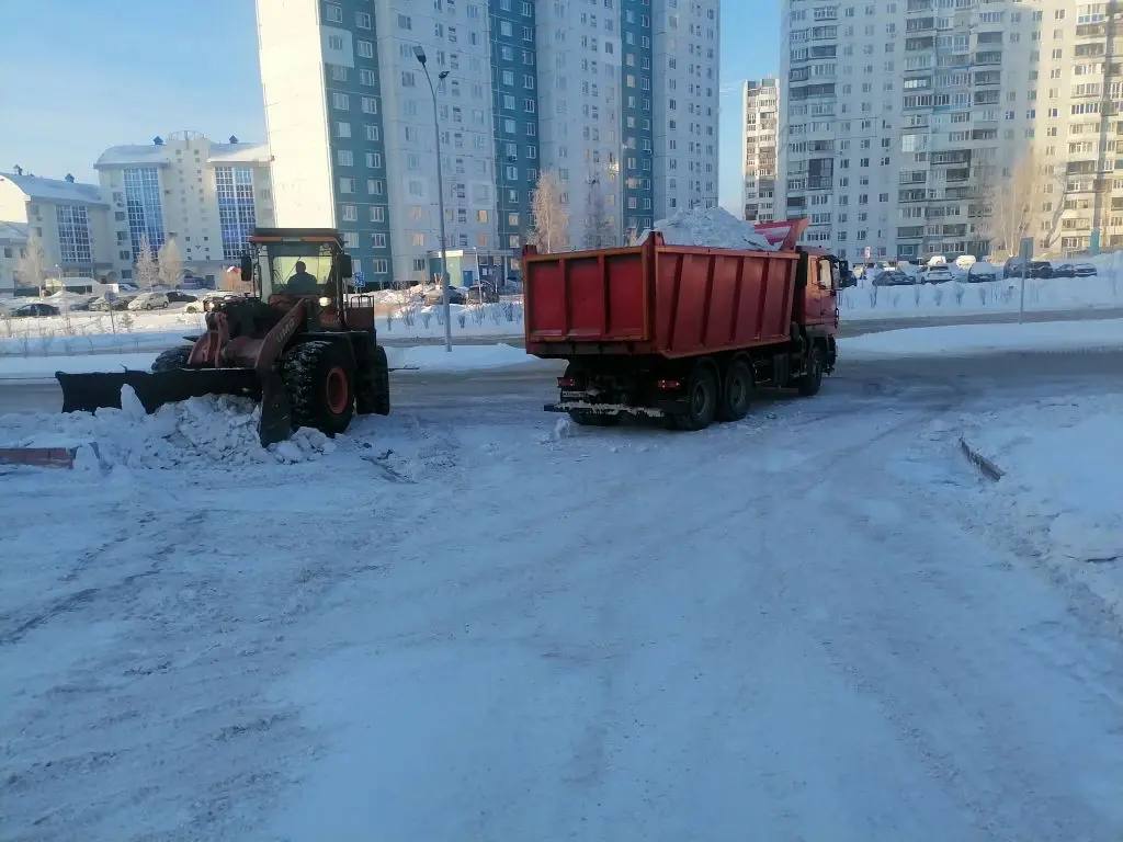Работа по уборке и вывозу снега не останавливается Работа по уборке и вывозу снега не останавливается