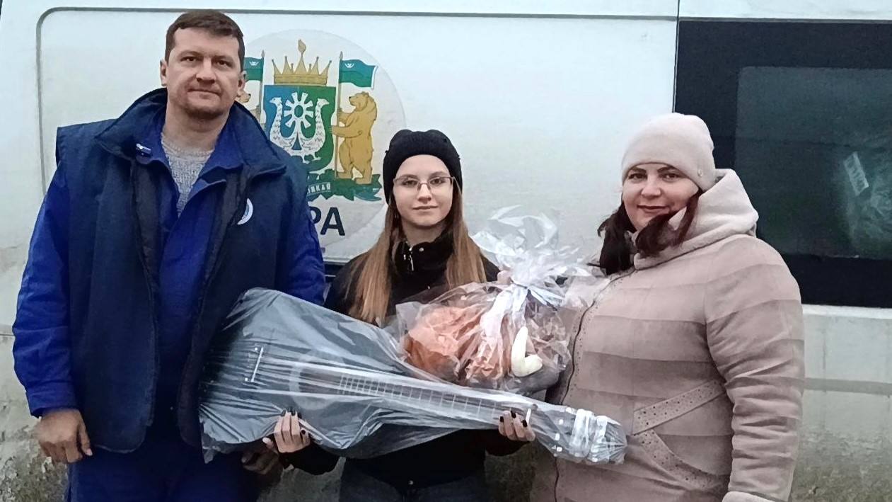 Глава Нефтеюганска передал новогодний подарок ребенку в Макеевку