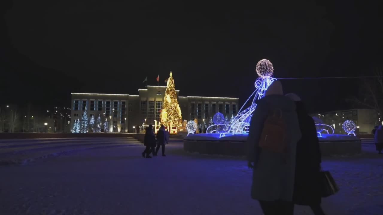 Глава города Максим Слепов на своих страницах в социальных сетях поделился видеороликом, наполненным новогодней магией Сургута, показав, как преобразился город в праздники
