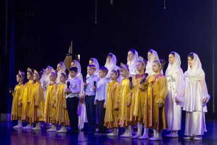 Юбилейный Городской фестиваль детского и юношеского творчества «Рождество Христово» собрал на сцене театра СурГУ около 200 участников