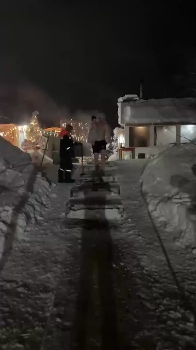 Отец окунул годовалого ребенка в ледяную прорубь в одном из оздоровительных центров Сургута