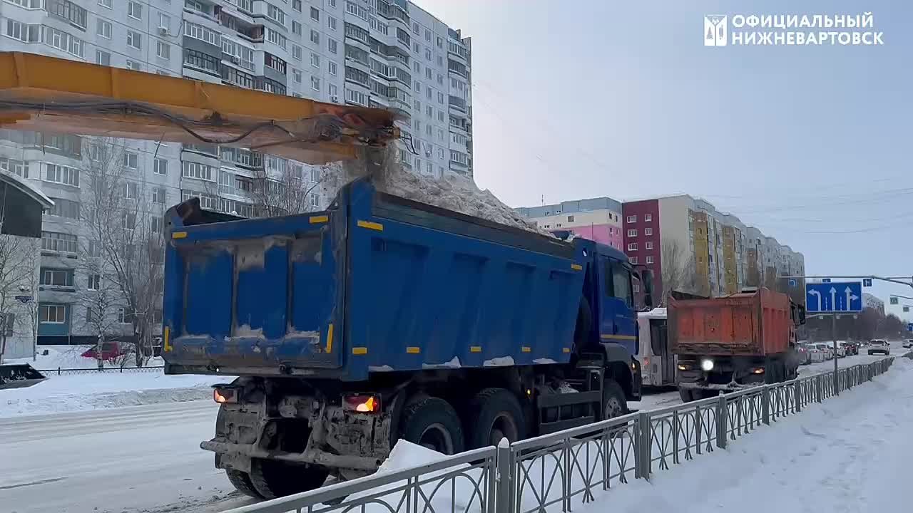 Ежедневно коммунальные службы города Нижневартовска проводят очистку проезжей части дорог, тротуаров и общественных пространств от снега и наледи