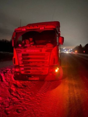 На трассе Тюмень – Ханты-Мансийск сотрудники ГИБДД обнаружили водителя-дальнобойщика в критическом состоянии