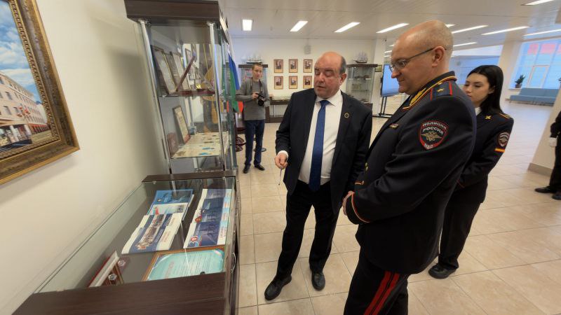 Главный полицейский Югры Сергей Ветохин проверил работу УМВД России по г. Сургуту Главный полицейский Югры Сергей Ветохин проверил работу УМВД России по г. Сургуту