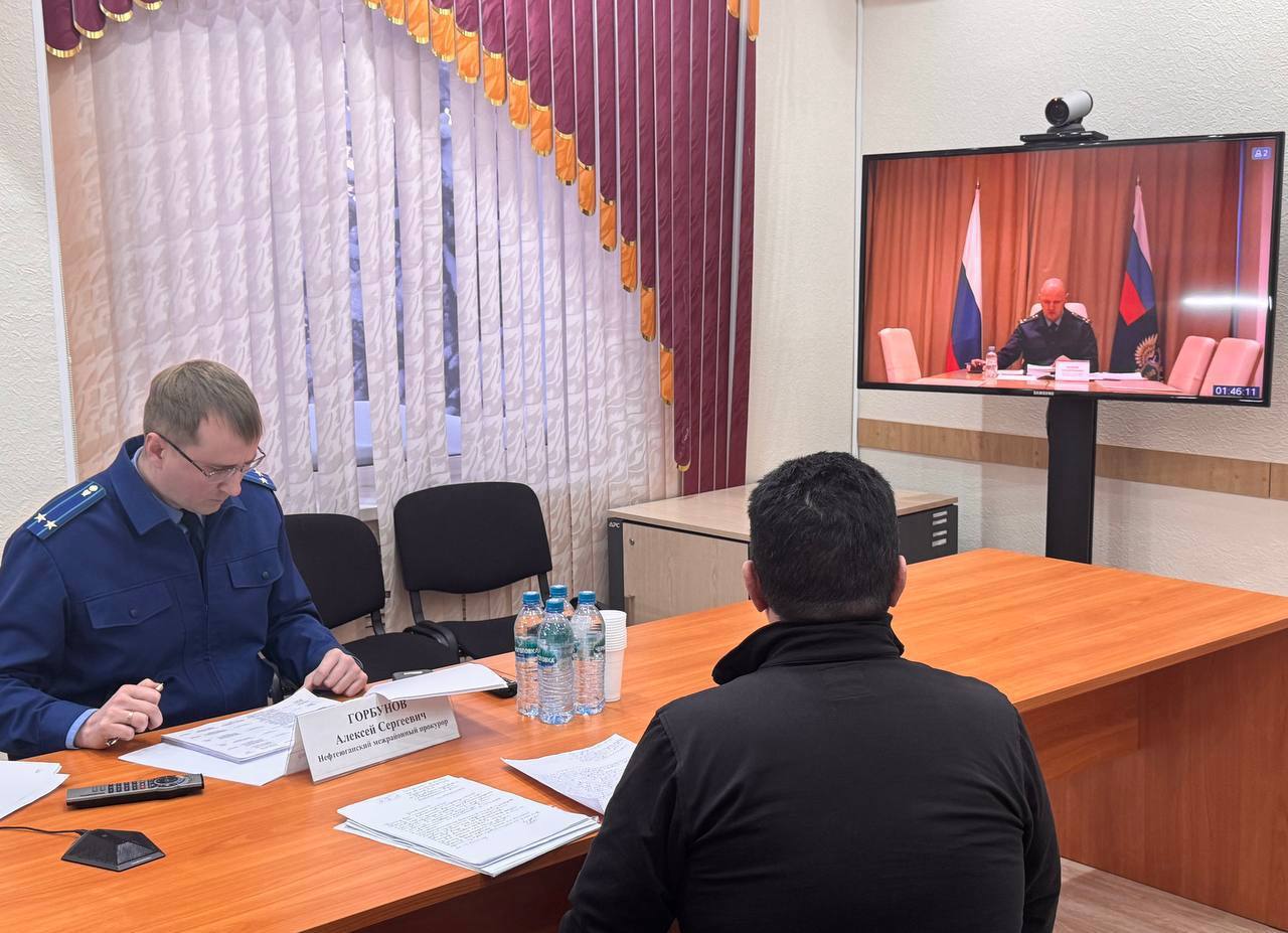 Прокурор округа Дмитрий Попов в режиме видеоконференцсвязи провел личный прием жителей городов Пыть-Яха, Нефтеюганска и Нефтеюганского района, а также участников СВО и членов их семей с руководителем филиала Фонда «Защитники... Прокурор округа Дмитрий Попов в режиме видеоконференцсвязи провел личный прием жителей городов Пыть-Яха, Нефтеюганска и Нефтеюганского района, а также участников СВО и членов их семей с руководителем филиала Фонда «Защитники...