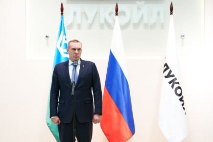 Руслан Кухарук вручил президентские госнаграды сотрудникам «ЛУКОЙЛА»