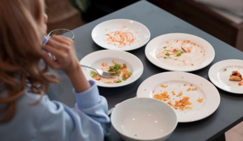 Как стрессы от праздничного стола влияют на пищеварение: мнение гастроэнтеролога