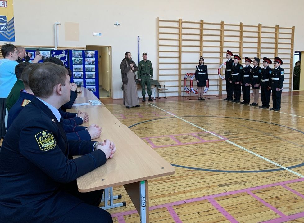 В Белоярском полицейские и общественники приняли участие в церемонии принесения присяги кадетами СОШ №1 В Белоярском полицейские и общественники приняли участие в церемонии принесения присяги кадетами СОШ №1