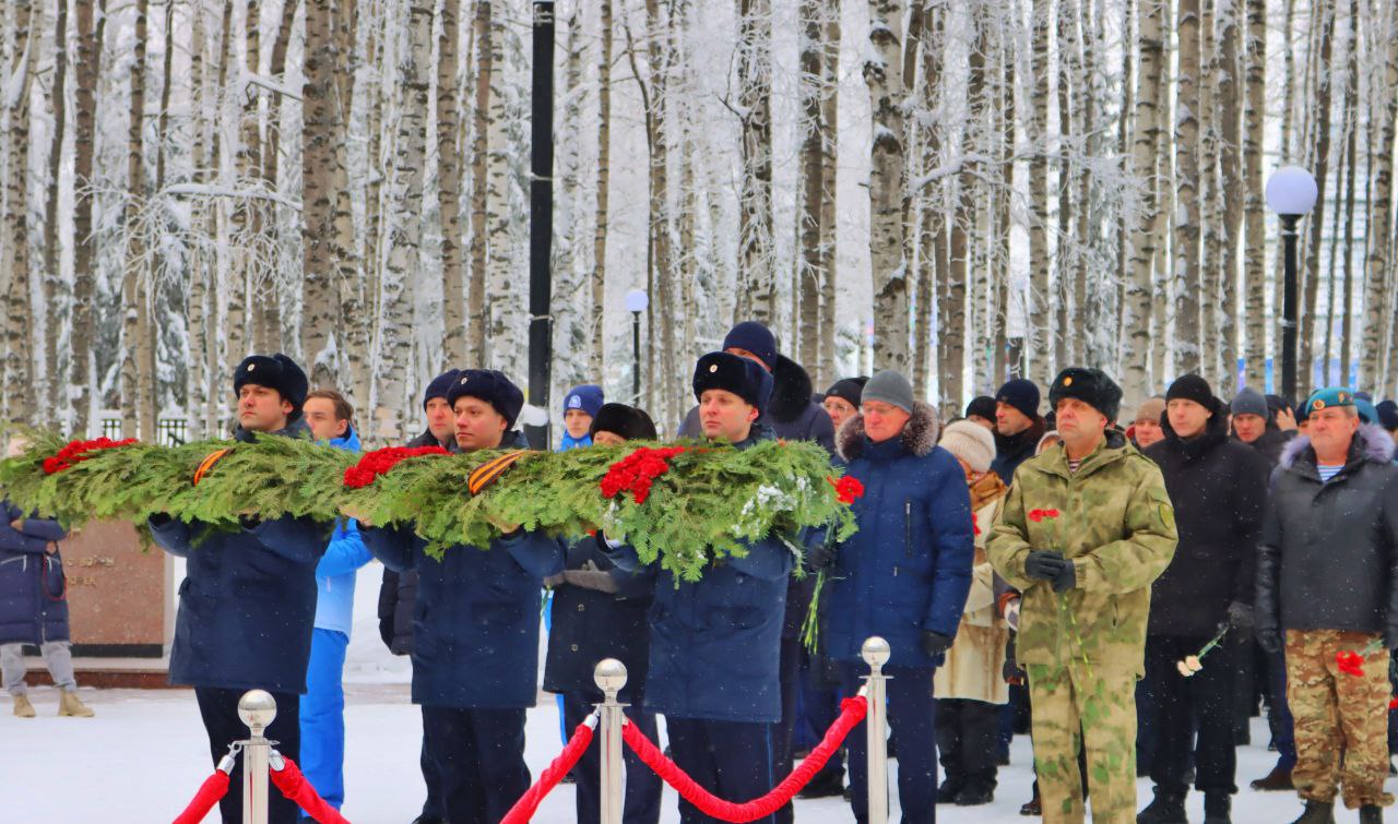 Сотрудники полиции Югры приняли участие в торжественных церемониях возложения цветов к Вечному огню Сотрудники полиции Югры приняли участие в торжественных церемониях возложения цветов к Вечному огню