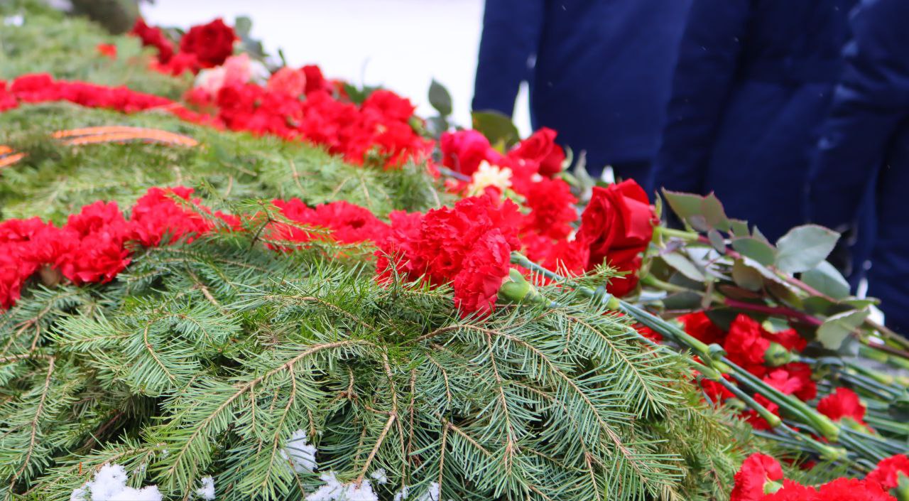 Сотрудники полиции Югры приняли участие в торжественных церемониях возложения цветов к Вечному огню