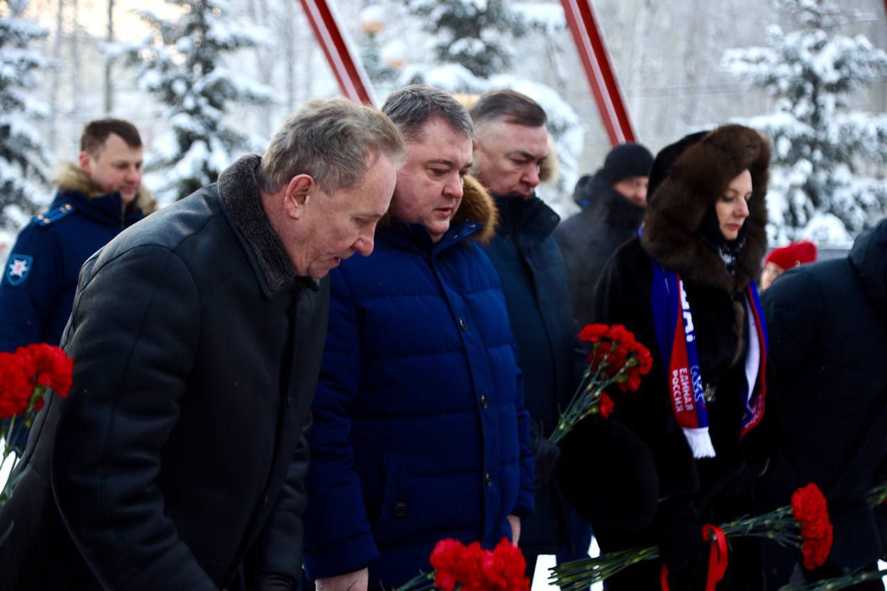 Дмитрий Кощенко: Сегодня, в день 82-й годовщины полного освобождения Ленинграда от фашистской блокады, вместе с жителями города возложил цветы к памятнику воинам-землякам, павшим в годы Великой Отечественной войны Дмитрий Кощенко: Сегодня, в день 82-й годовщины полного освобождения Ленинграда от фашистской блокады, вместе с жителями города возложил цветы к памятнику воинам-землякам, павшим в годы Великой Отечественной войны