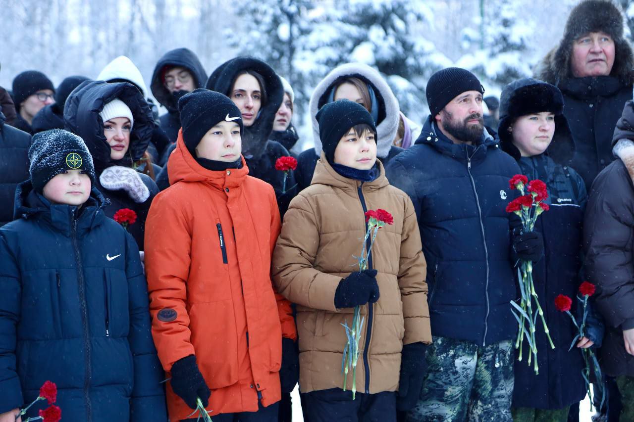 Дмитрий Кощенко: Сегодня, в день 82-й годовщины полного освобождения Ленинграда от фашистской блокады, вместе с жителями города возложил цветы к памятнику воинам-землякам, павшим в годы Великой Отечественной войны Дмитрий Кощенко: Сегодня, в день 82-й годовщины полного освобождения Ленинграда от фашистской блокады, вместе с жителями города возложил цветы к памятнику воинам-землякам, павшим в годы Великой Отечественной войны