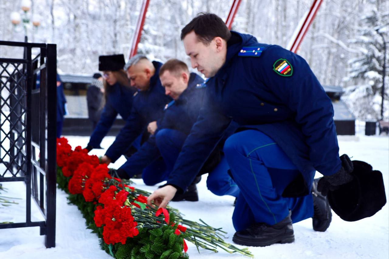 Дмитрий Кощенко: Сегодня, в день 82-й годовщины полного освобождения Ленинграда от фашистской блокады, вместе с жителями города возложил цветы к памятнику воинам-землякам, павшим в годы Великой Отечественной войны Дмитрий Кощенко: Сегодня, в день 82-й годовщины полного освобождения Ленинграда от фашистской блокады, вместе с жителями города возложил цветы к памятнику воинам-землякам, павшим в годы Великой Отечественной войны