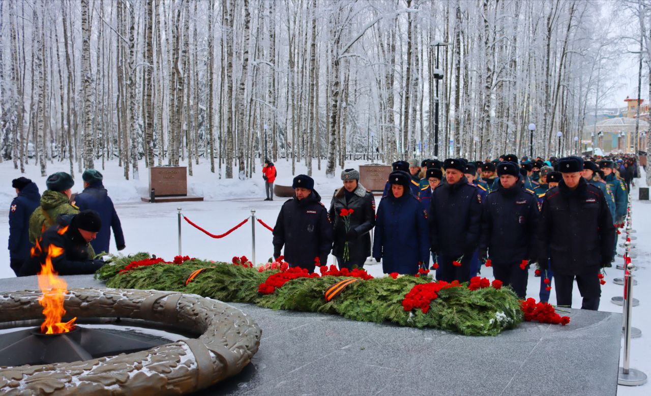 Сотрудники полиции Югры приняли участие в торжественных церемониях возложения цветов к Вечному огню Сотрудники полиции Югры приняли участие в торжественных церемониях возложения цветов к Вечному огню