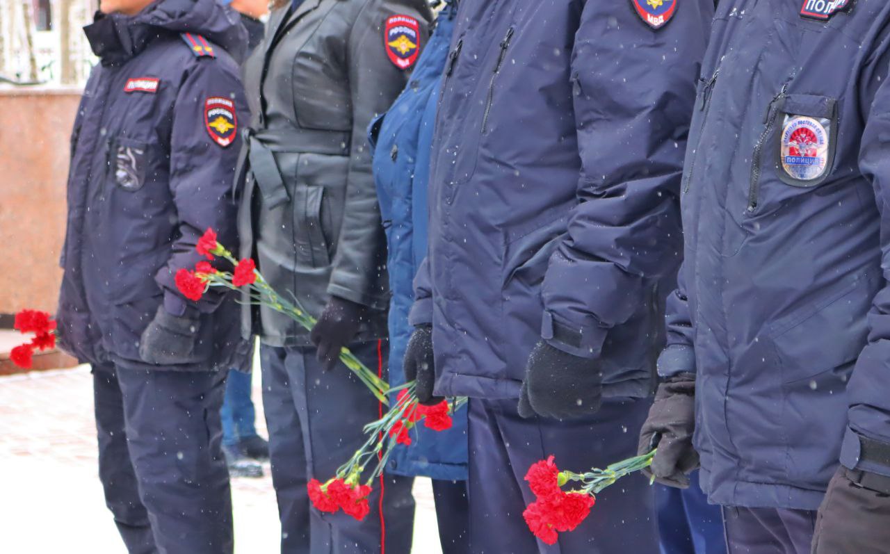 Сотрудники полиции Югры приняли участие в торжественных церемониях возложения цветов к Вечному огню Сотрудники полиции Югры приняли участие в торжественных церемониях возложения цветов к Вечному огню