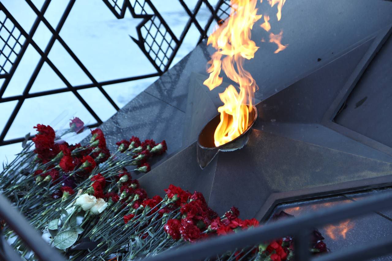 Дмитрий Кощенко: Сегодня, в день 82-й годовщины полного освобождения Ленинграда от фашистской блокады, вместе с жителями города возложил цветы к памятнику воинам-землякам, павшим в годы Великой Отечественной войны Дмитрий Кощенко: Сегодня, в день 82-й годовщины полного освобождения Ленинграда от фашистской блокады, вместе с жителями города возложил цветы к памятнику воинам-землякам, павшим в годы Великой Отечественной войны