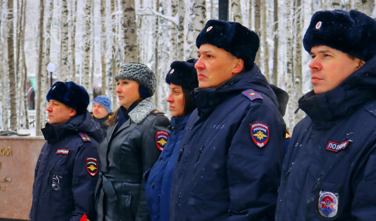 Сотрудники полиции Югры приняли участие в торжественных церемониях возложения цветов к Вечному огню Сотрудники полиции Югры приняли участие в торжественных церемониях возложения цветов к Вечному огню