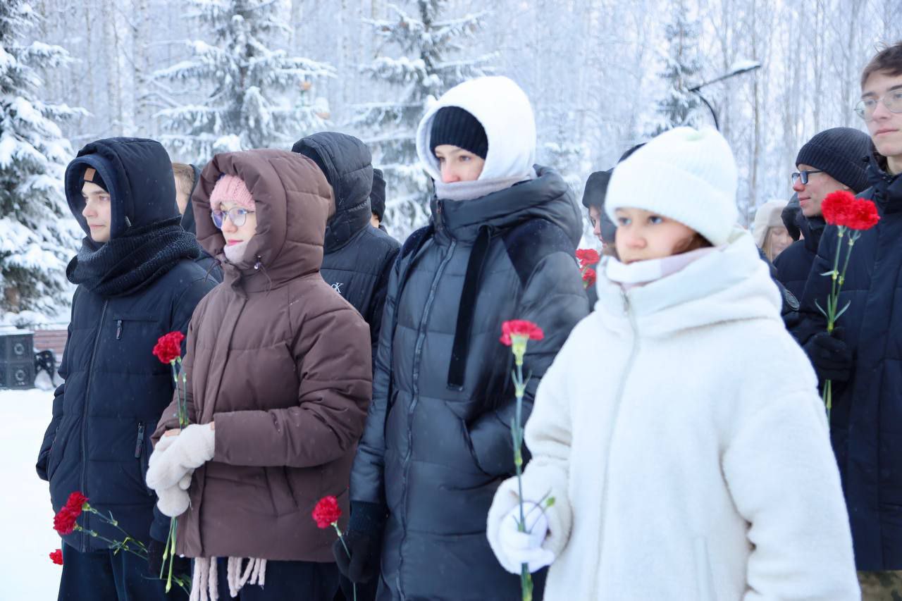 Дмитрий Кощенко: Сегодня, в день 82-й годовщины полного освобождения Ленинграда от фашистской блокады, вместе с жителями города возложил цветы к памятнику воинам-землякам, павшим в годы Великой Отечественной войны Дмитрий Кощенко: Сегодня, в день 82-й годовщины полного освобождения Ленинграда от фашистской блокады, вместе с жителями города возложил цветы к памятнику воинам-землякам, павшим в годы Великой Отечественной войны