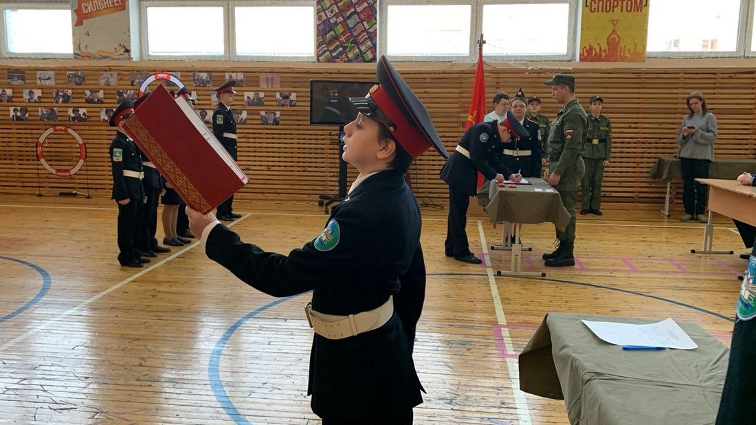 В Белоярском полицейские и общественники приняли участие в церемонии принесения присяги кадетами СОШ №1