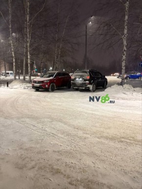 Ленивые вартовчане продолжают парковать свои машины у ДК Октябрь поближе к шлагбауму, хотя через дорогу есть просторная парковка