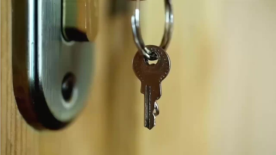 Прокуратура защитила права жительницы г.Советского, проживавшей в аварийном доме