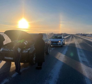 В Ханты-Мансийске сотрудники Госавтоинспекции пришли на помощь женщине, спешившей на встречу с сестрой и новорожденным племянником 23 января инспекторы отдельной роты дорожно-патрульной службы Госавтоинспекции МОМВД России...