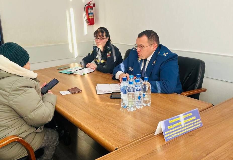 Ханты-Мансийский межрайонный прокурор Сергей Мингалев с руководителем Службы судебных приставов по г.Ханты-Мансийску и Ханты-Мансийскому району провел прием граждан