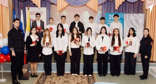 1В Нижневартовске полицейские совместно с активистами «Движения Первых» провели торжественную церемонию вручения паспортов В рамках Всероссийской программы «Мы – граждане России!» в школе № 6 Нижневартовска состоялась...