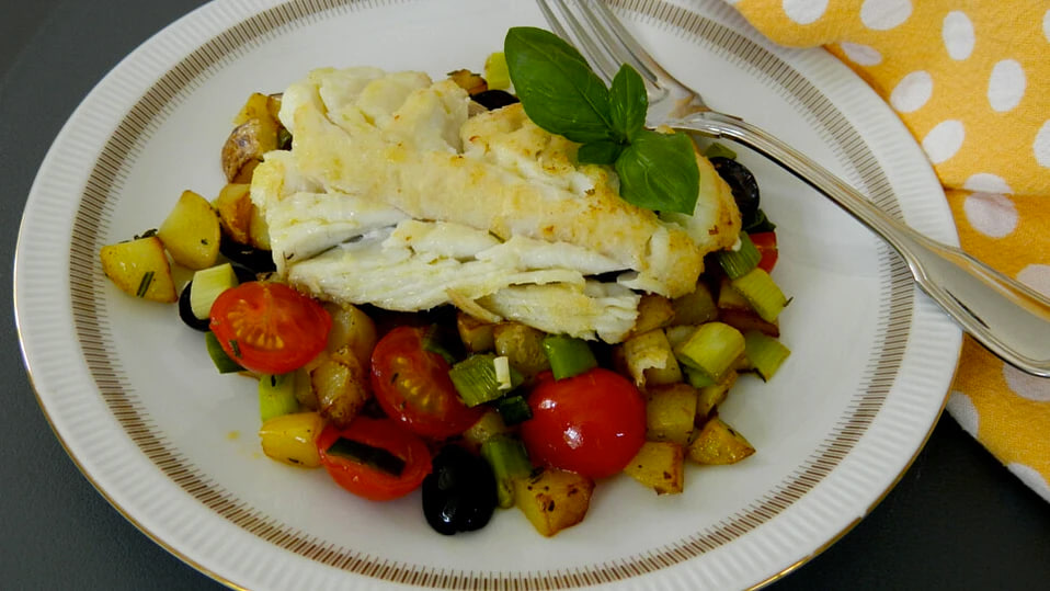 Ужин в средиземноморском стиле: пикша с картофелем и травами