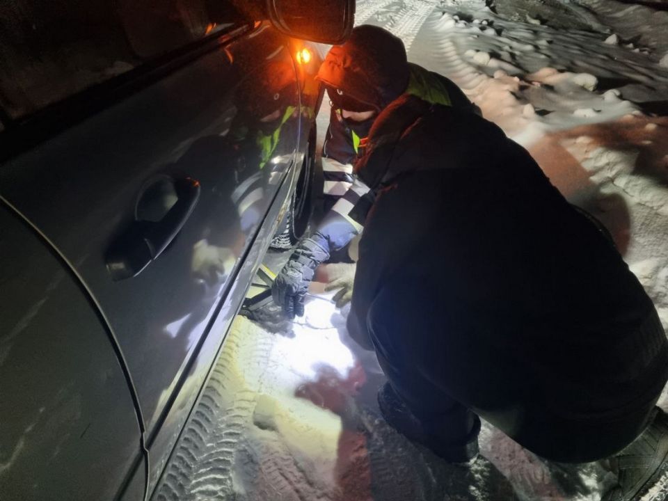 В Ханты-Мансийске инспекторы ДПС пришли на помощь замерзающему вахтовику