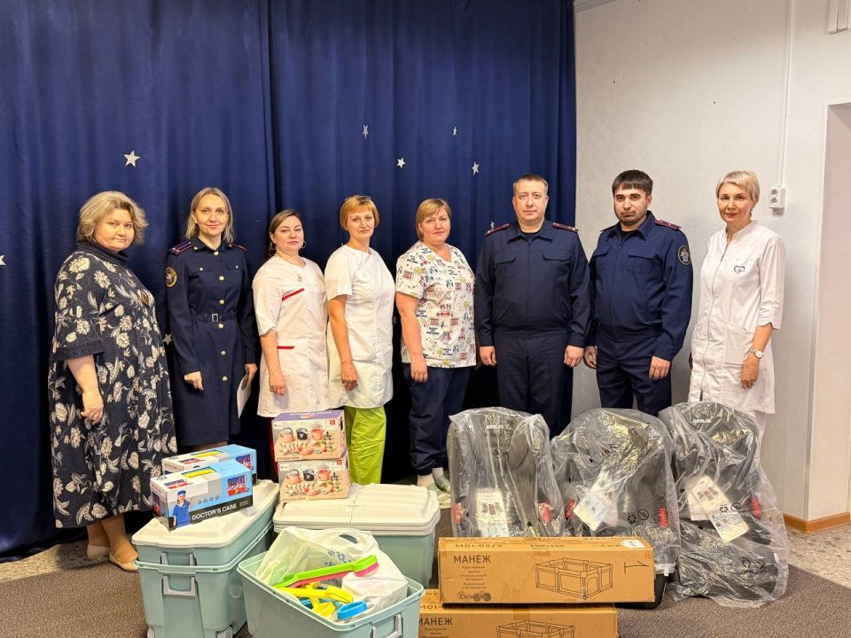 В рамках рабочей поездки заместителя руководителя следственного управления Алексея Александровича Мязина в город Урай представители следственного управления посетили подшефный Урайский специализированный дом ребёнка