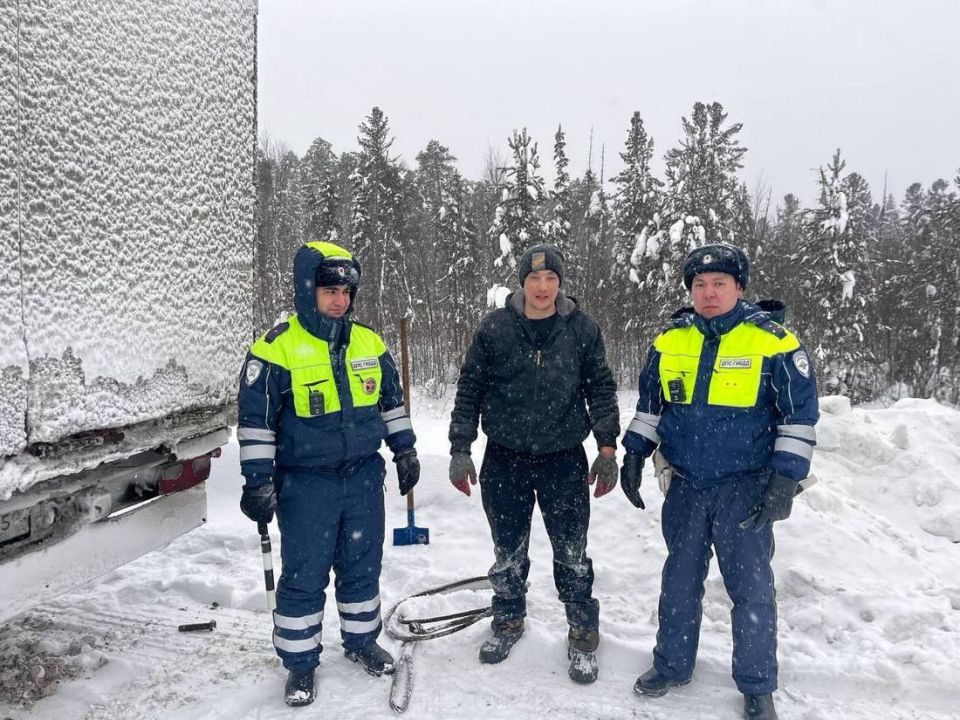 В Нефтеюганском районе госавтоинспекторы помогли вызволить из снежного плена большегруз, угодивший в кювет Накануне утром, на 623-м километре автодороги «Тюмень — Ханты-Мансийск», сотрудники дорожно-патрульной службы...