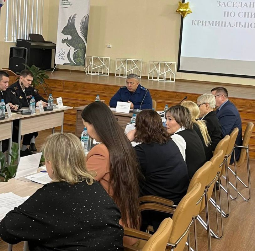 Прокурор города Нижневартовска Александр Ерёменко провел заседание штаба по снижению уровня криминальной активности и деструктивных проявлений обучающихся на базе МБОУ «Средняя школа №21»