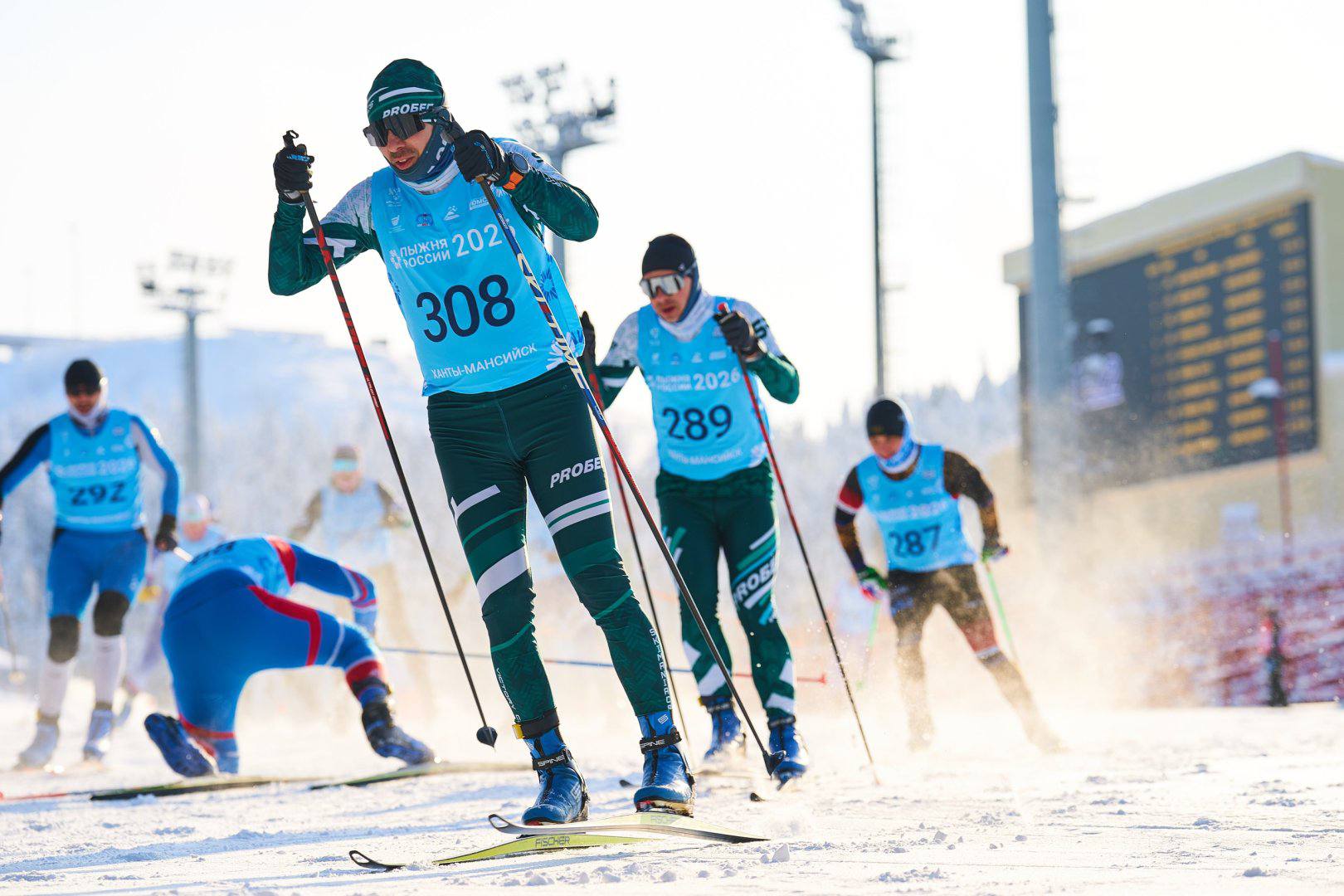 На старт «Лыжни России» в Югре вышли около 16 тысяч человек На старт «Лыжни России» в Югре вышли около 16 тысяч человек