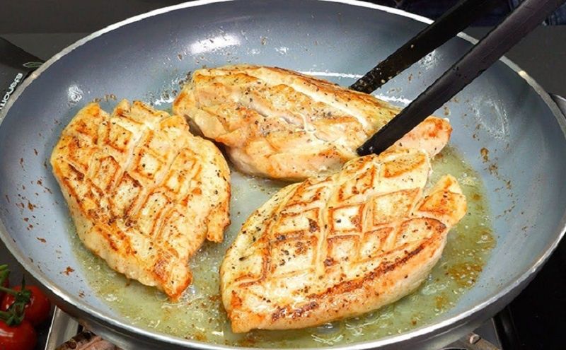 Секрет сочной куриной грудки: как избежать сухости и сделать блюдо незабываемым