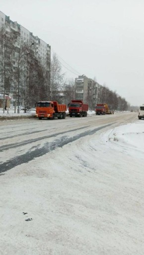 Сегодня, 15 февраля, коммунальные службы продолжают патрульную очистку улично-дорожной сети Нижневартовска и вывоз снега