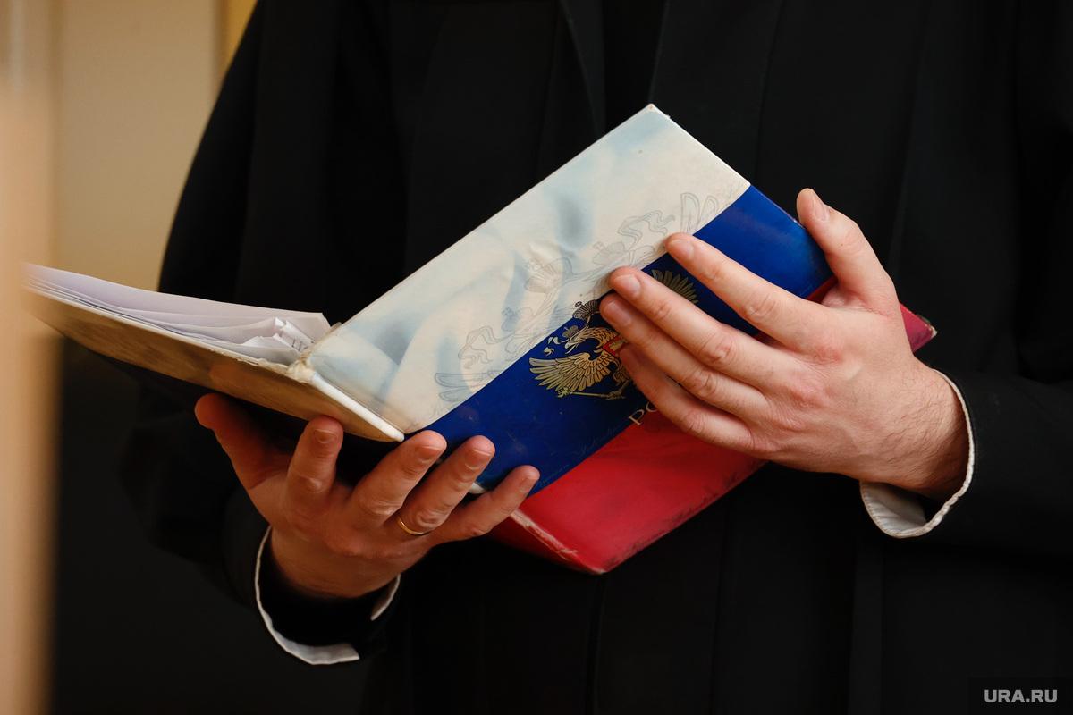 Суд ХМАО выдворил мигранта из страны за публичный намаз и назначил штраф в 30 тыс