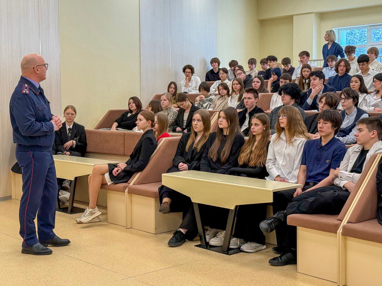 Сотрудники следственного управления побеседовали с учащимися гимназии о рисках в интернете и уголовной ответственности несовершеннолетних Сотрудники следственного управления побеседовали с учащимися гимназии о рисках в интернете и уголовной ответственности несовершеннолетних