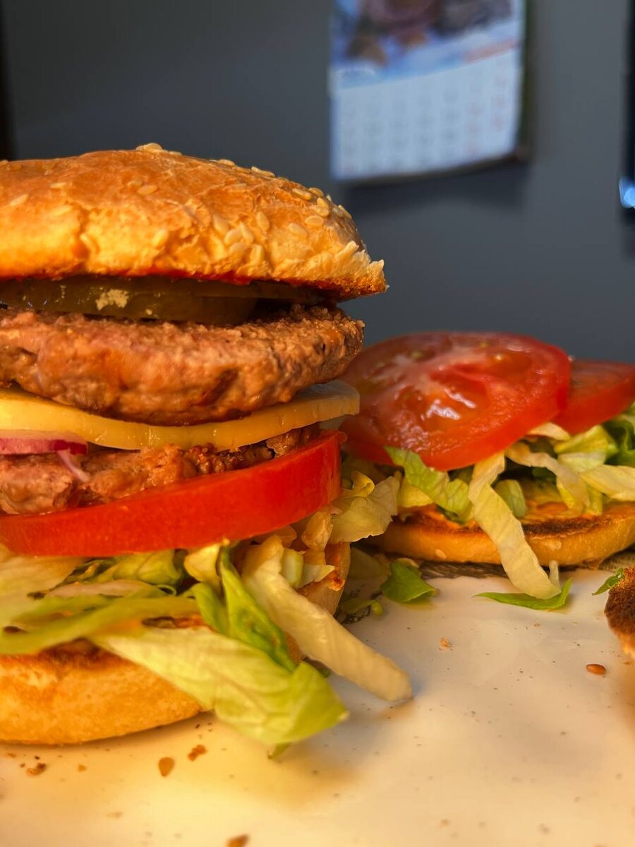 Домашний «Биг Мак» за 15 минут: секрет двух тонких котлет, который меняет всё