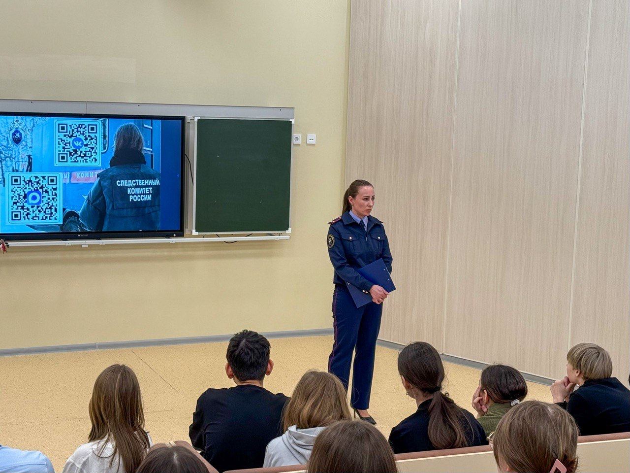 Сотрудники следственного управления побеседовали с учащимися гимназии о рисках в интернете и уголовной ответственности несовершеннолетних Сотрудники следственного управления побеседовали с учащимися гимназии о рисках в интернете и уголовной ответственности несовершеннолетних