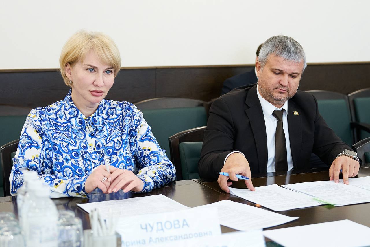 Глава ХМАО провел личный прием югорчан по поручению президента Владимира Путина Глава ХМАО провел личный прием югорчан по поручению президента Владимира Путина