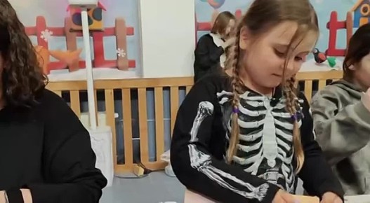 Бутылки, трубы, бумажные стаканчики, втулки от туалетной бумаги и даже вантус обрели новую жизнь - театральную